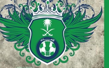على ارض الملعب نجم الأهلي السعودي يفاجئ صديقته بعرض الزواج