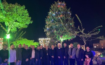 بالصور ... حارة صيدا تتألق بشجرة الميلاد.. مهرجان نور وفرح ووحدة