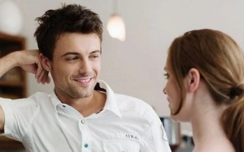 نظرات الحب التي تفضح مشاعره حتى لو التزم الصمت