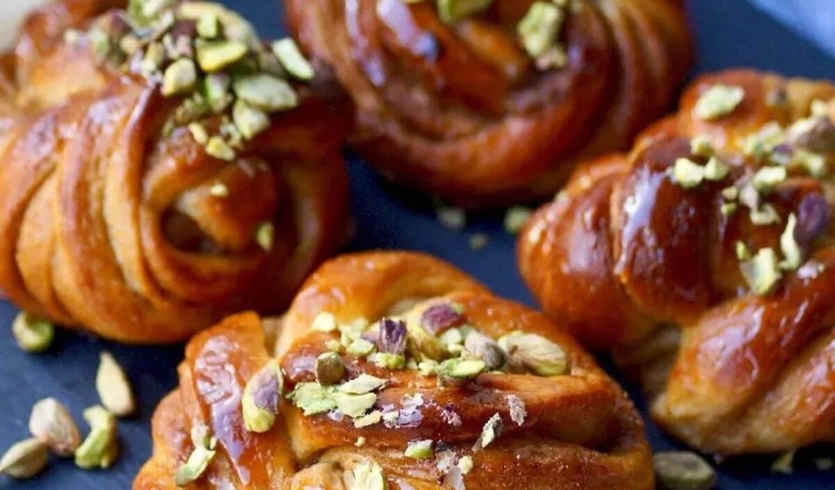 بريوش سويدي بالهيل والفستق الحلبي وهذه طريقة التحضير
