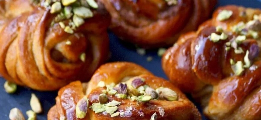 بريوش سويدي بالهيل والفستق الحلبي وهذه طريقة التحضير بريوش سويدي بالهيل والفستق الحلبي وهذه طريقة التحضير