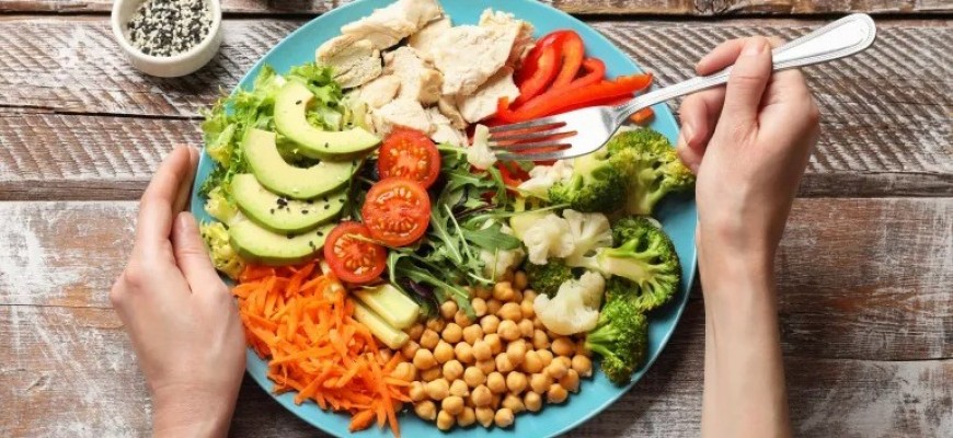 ترتيب الطعام في الوجبة… خطوة بسيطة لصحة أفضل
