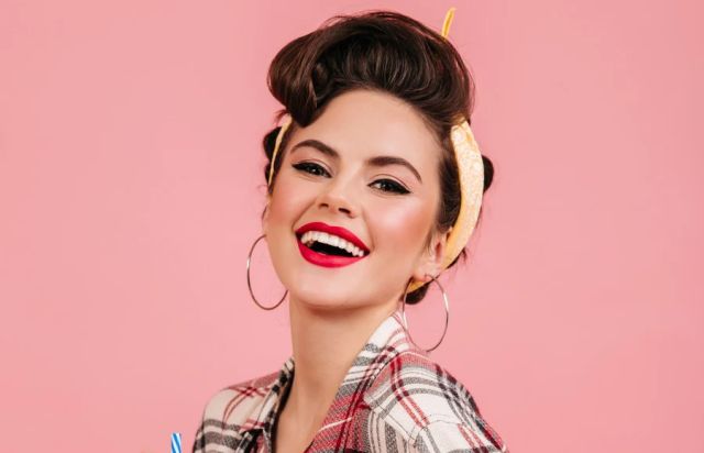 مكياج التسعينات يعود الى واجهة الموضة