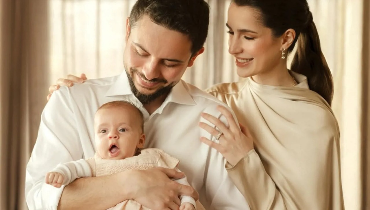الأميرة رجوة الحسين بإطلالة أنيقة وظهور عفوي للأميرة إيمان