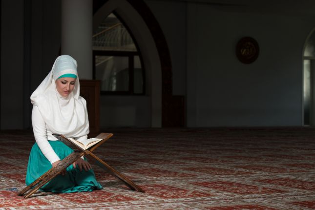 هل يجوز للمراة قراءة القران اثناء الدورة الشهرية