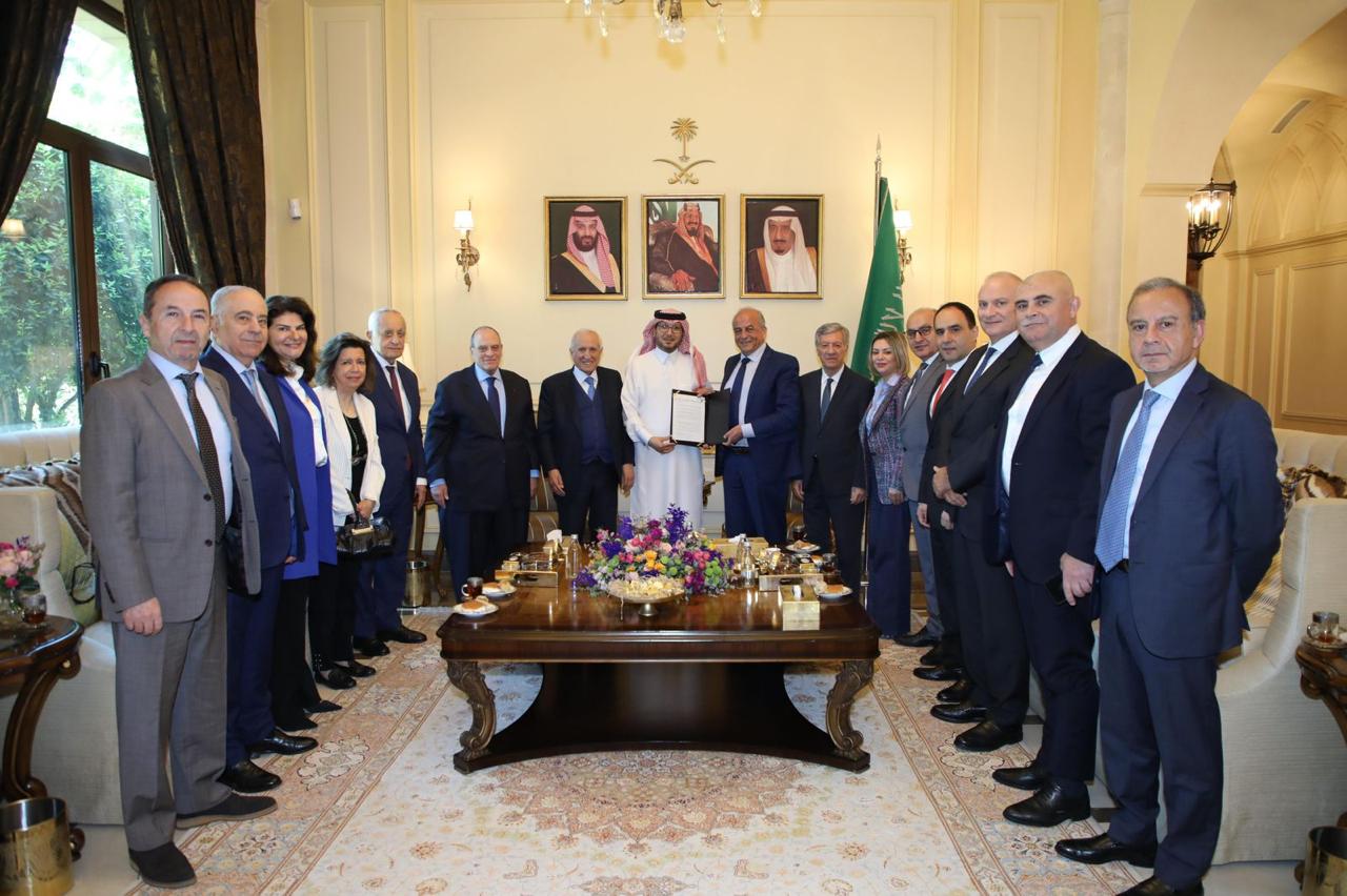 في لقاء وداعي.. صادق الصبّاح يزور السفير بخاري ويشيد بجهوده في دعم لبنان