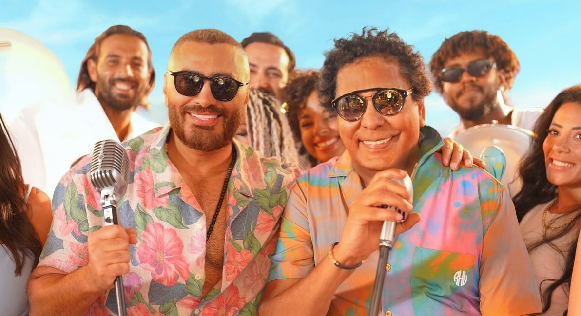 بالفيديو- “الذّوق العالي”… يجمع كاريزما محمّد منير وخفّة ظلّ تامر حسني