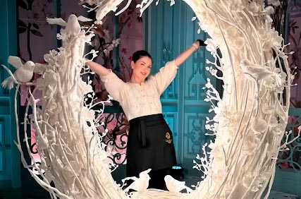 بالفيديو - زينة عيتاني وقالب حلوى ضخم يلفت الأنظار في زفاف نجل محمد عبده