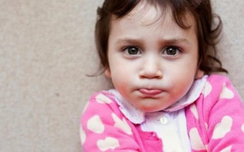 طفلي لا يحب اللمس أو الحضن! إليكِ ما قد يفسر هذا السلوك