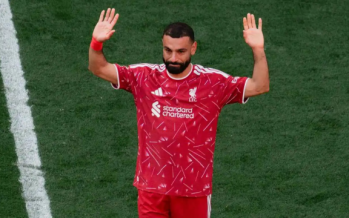 بالدموع.. محمد صلاح يودع جماهير ليفربول أمام زوجته وابنتيه