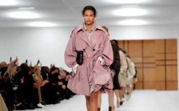 Burberry تختتم أسبوع لندن للموضة بتصاميم ربيعية مبتكرة