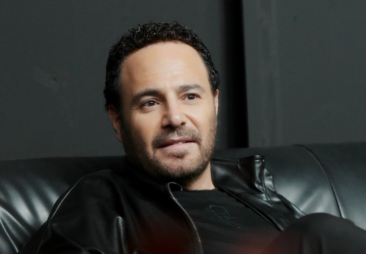 عاصي الحلّاني يُطلق “كوني القمر”.. رومانسيّة لبنانيّة تتصدّر المنصّات وتحمل رسالة إنسانيّة مؤثّرة