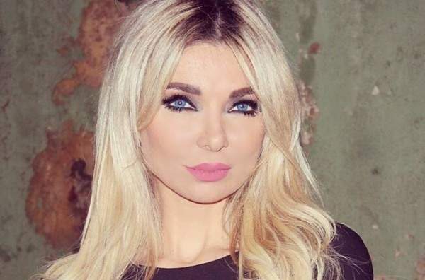 ميريام كلينك في صورة جريئة بحمالة الصدر