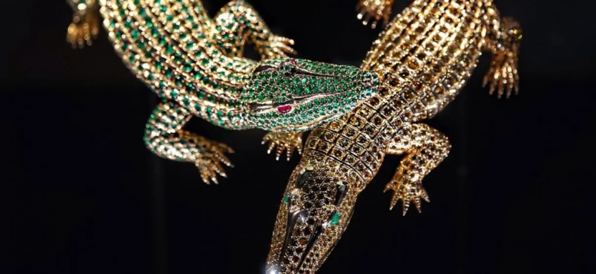 قلادة التمساح من كارتييه: قطعة فنية استثنائية سحرت قلوب النجمات