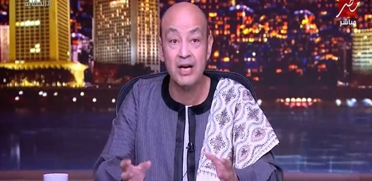 عمرو أديب يكشف سبب ارتداء الجلباب على الهواء ويتحدث عن جنسيته