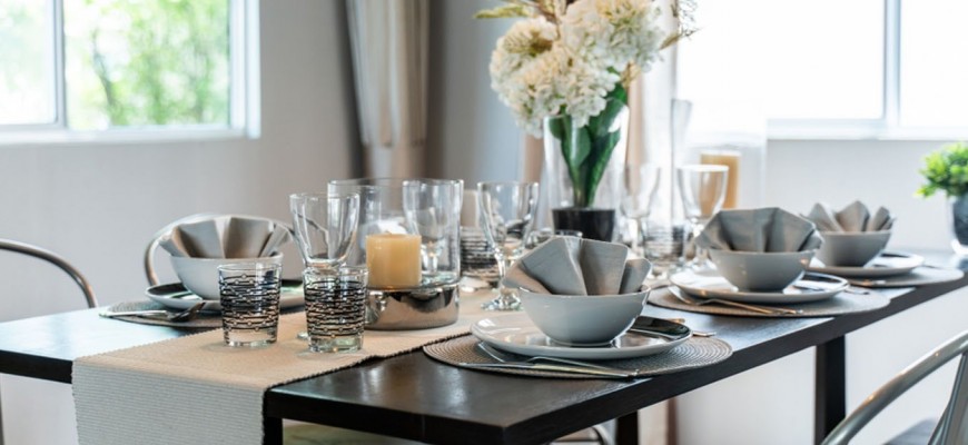 لإضفاء لمسة من الأناقة والرقي.. إليكِ كيفية تنسيق طاولة الطعام