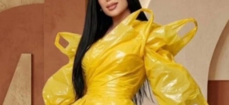 عبير صبري تصدم جمهورها بفستان مصمم من الأكياس