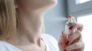 العطر على الرقبة.. عادة جمالية أم خطر على صحتنا؟