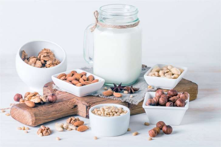 اللبن والمكسرات والعنب لعلاج الاكتئاب