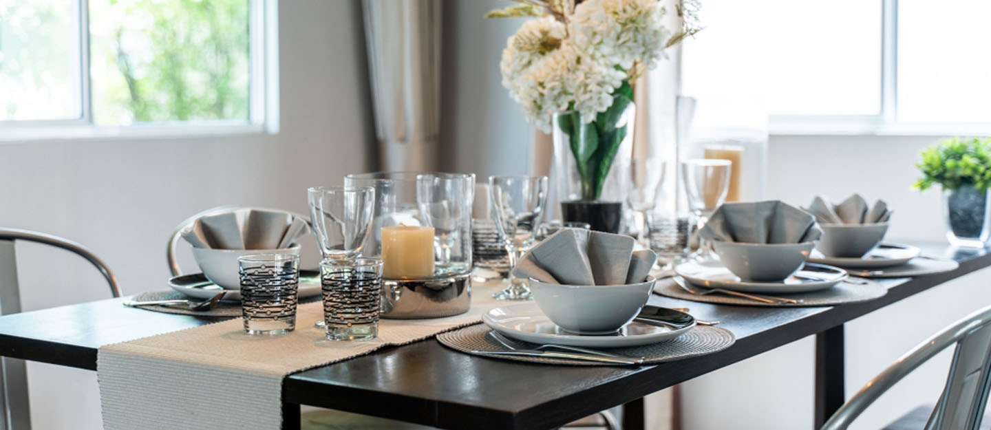 لإضفاء لمسة من الأناقة والرقي.. إليكِ كيفية تنسيق طاولة الطعام