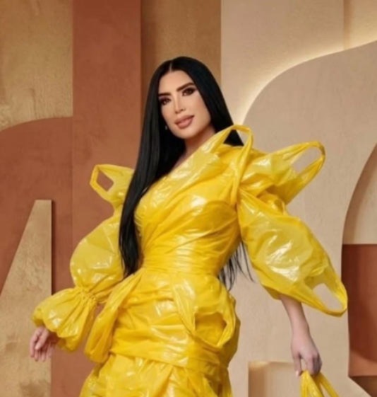 عبير صبري تصدم جمهورها بفستان مصمم من الأكياس