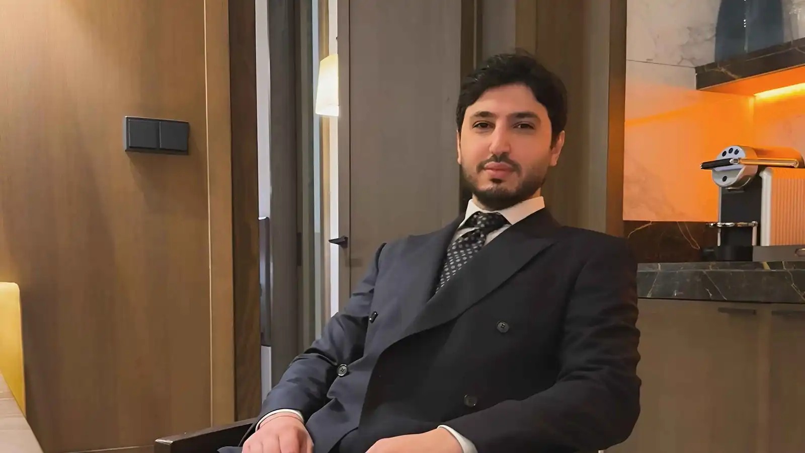 محمد فضل شاكر يكشف حقيقة الفيديو والصور المتداولة لوالده
