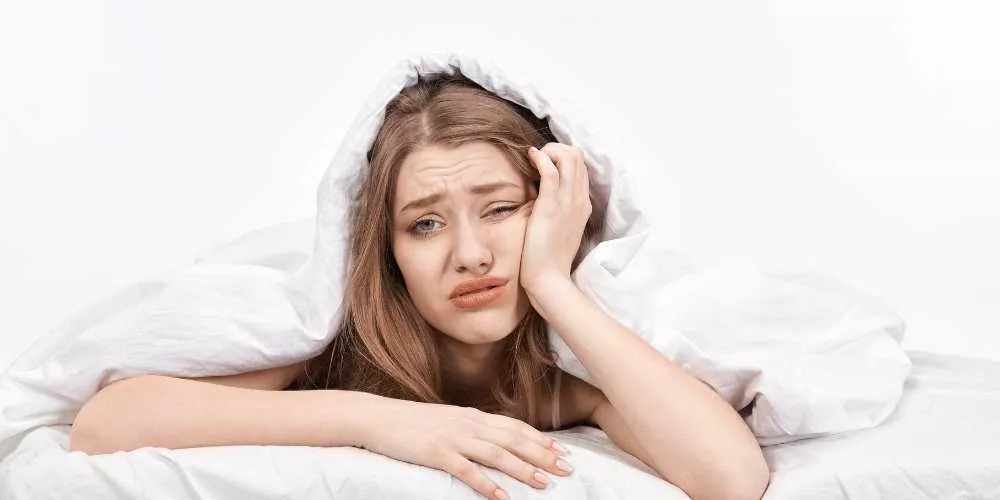 السهر الصيفي لا يسرق نومك فقط... بل يغيّر طريقة تفكيرك وانفعالاتك!